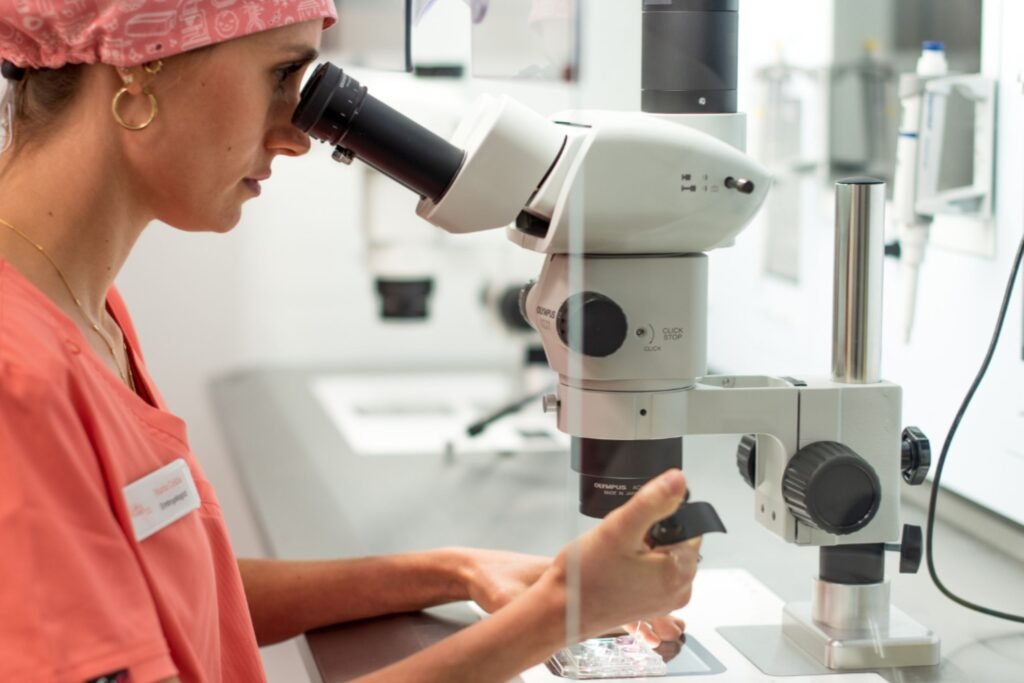 Ембриолог анализира ембрионе под микроскопом у IVF лабораторији